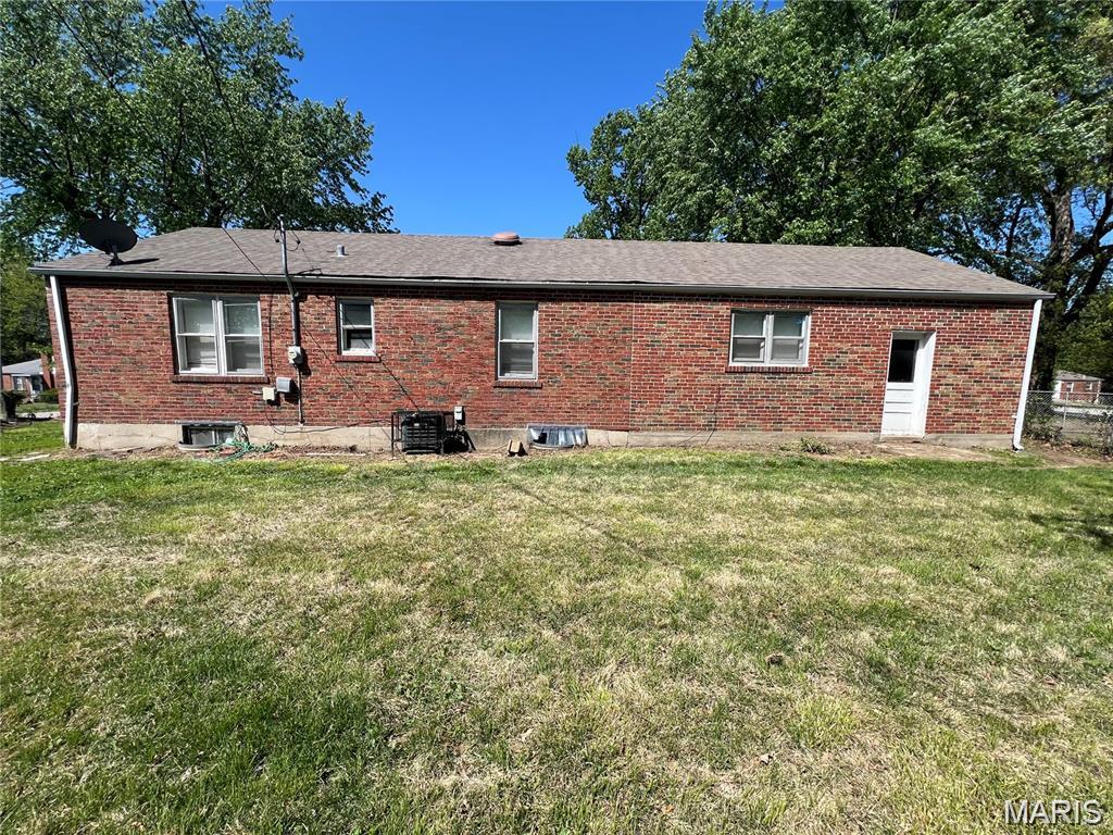 11th image of 106 Henquin Dr, St Louis, MO 63135 | MLS# MIS26054509