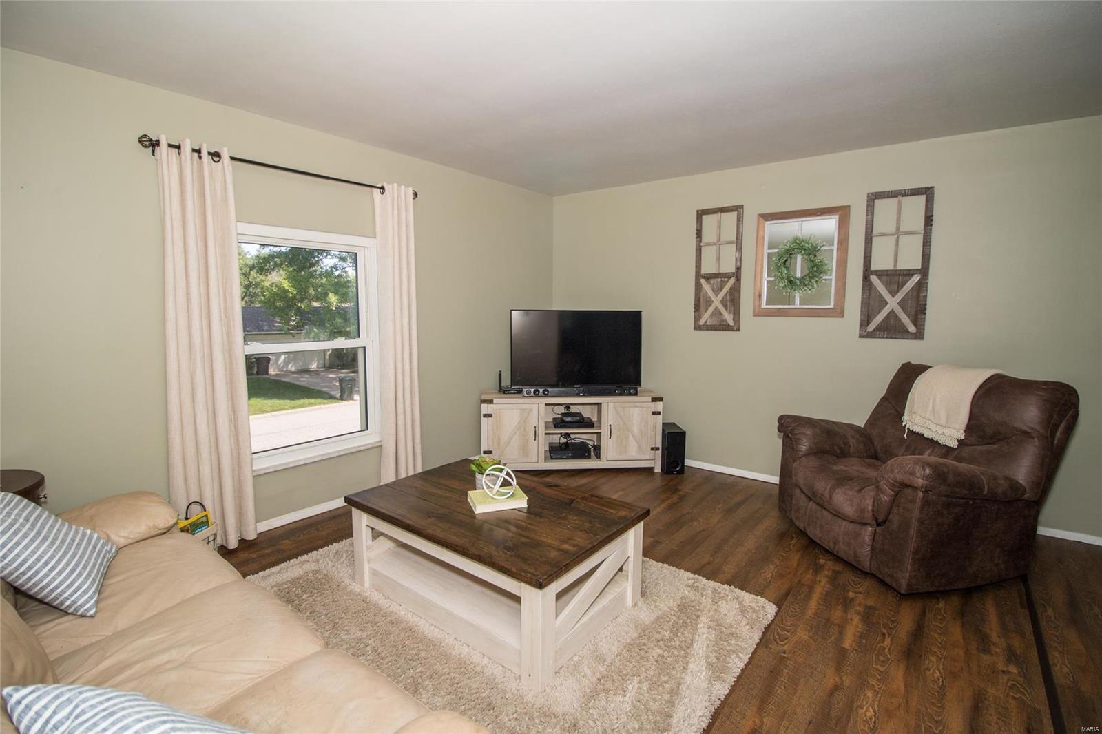 3rd image of 27 Glenna Dr, Saint Peters, MO 63376 | MLS# MIS19048205