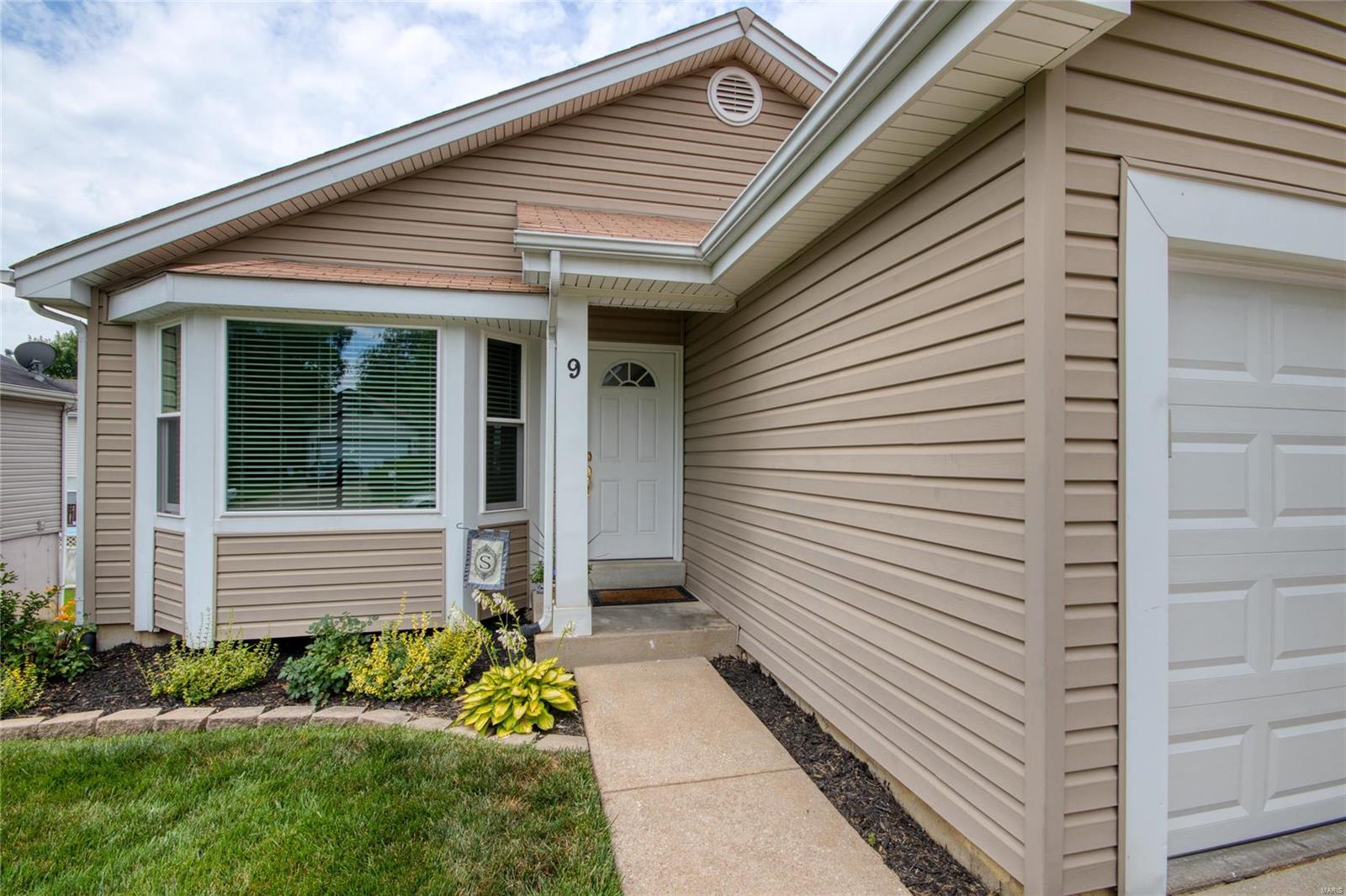 2nd image of 9 Queensboro Dr, Saint Peters, MO 63376 | MLS# MIS20060794