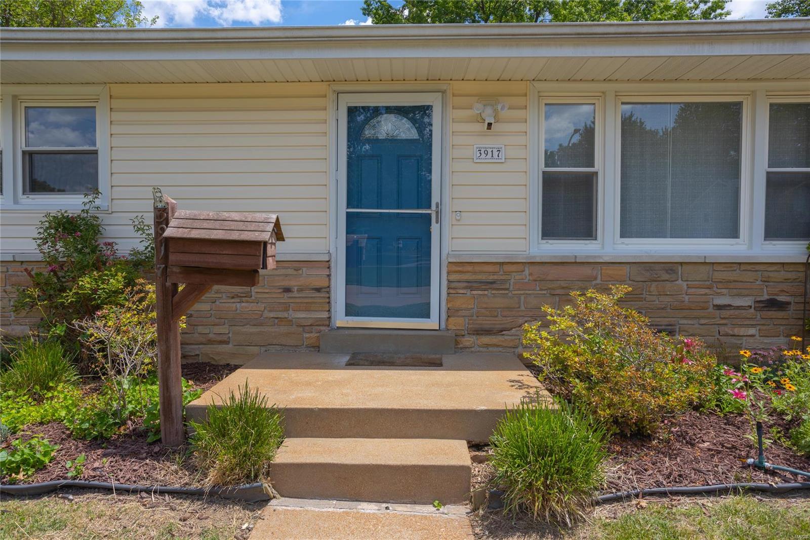 Homes for sale in Saint Louis, MO | 3917 Crosby Dr, Saint Louis, MO 63123 | MLS# MIS22036753