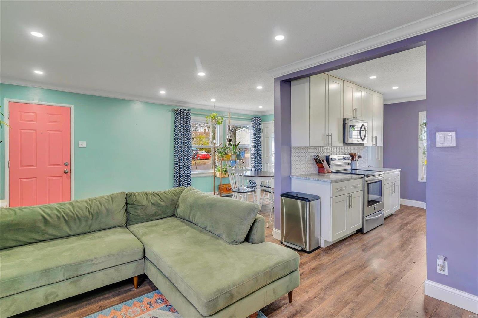 4th image of 9521 Cloverhurst Dr, Saint Louis, MO 63123 | MLS# MIS22076445