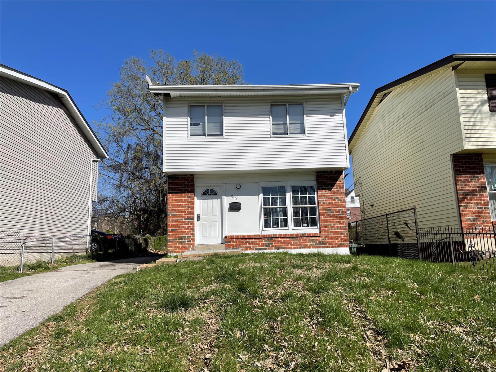 Homes for sale in Saint Louis, MO | 940 Maple Pl, Saint Louis, MO 63112 | MLS# MIS23020067