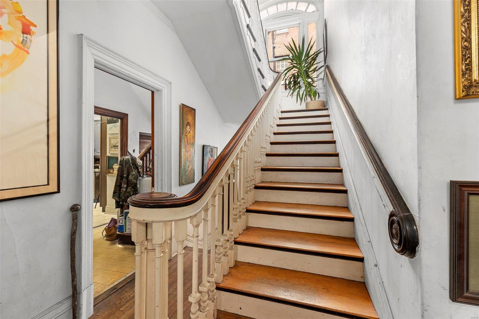 3rd image of 34 Waterman Pl, Saint Louis, MO 63112 | MLS# MIS23057413