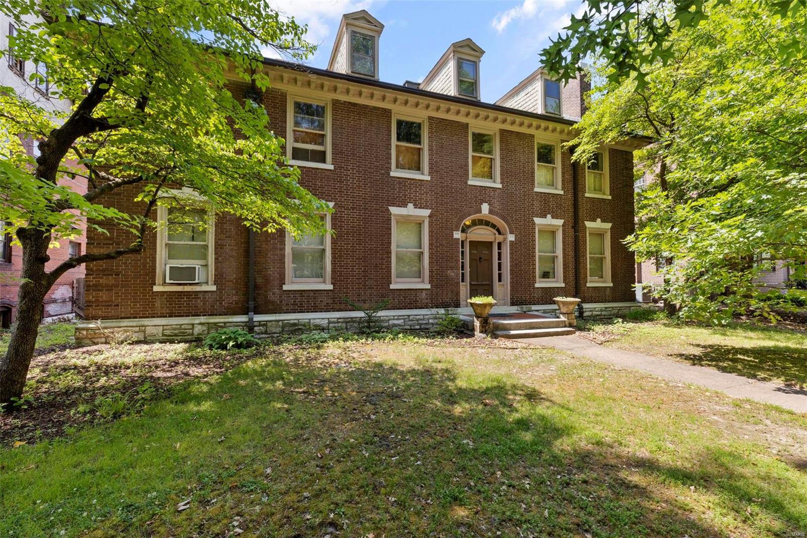 2nd image of 34 Waterman Pl, Saint Louis, MO 63112 | MLS# MIS23057413