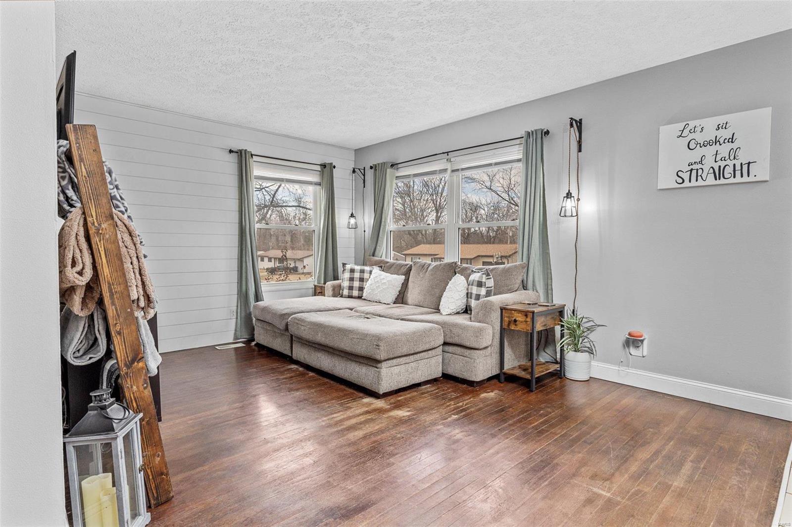 Homes for sale in St. Charles, MO | 1722 Barbara Dr, St. Charles, MO 63303 | MLS# MIS24009975