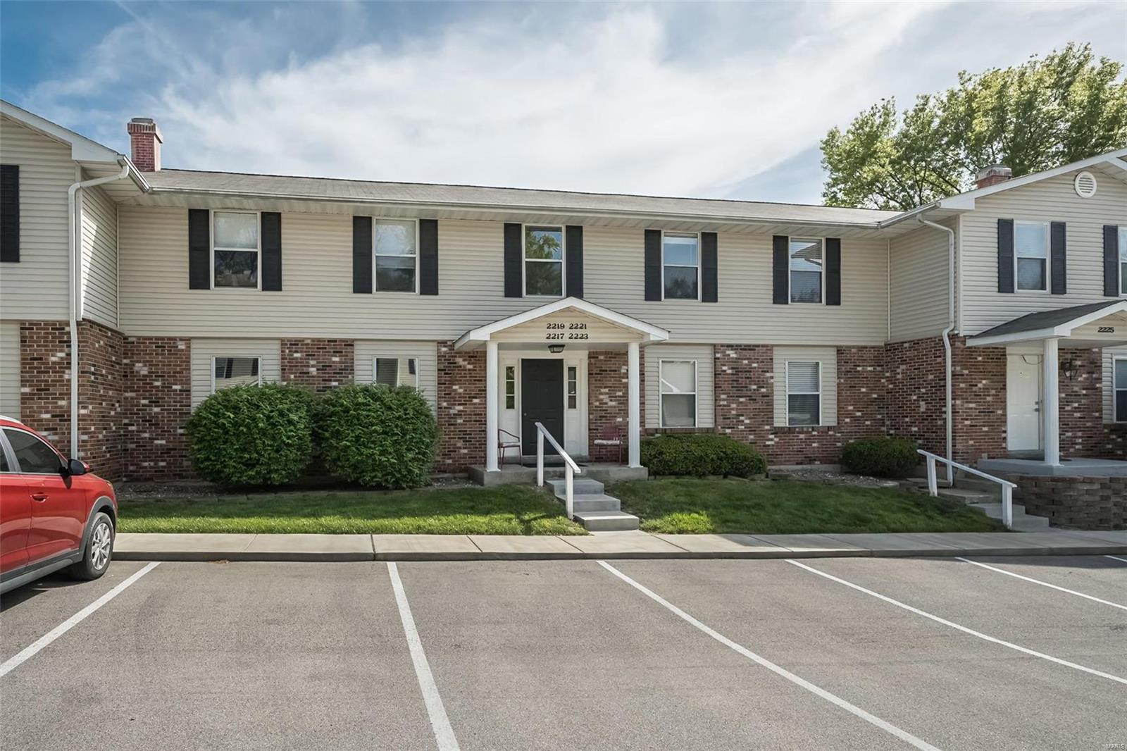 Homes for sale in Saint Peters, MO | 2221 Highland Hill Dr #D, Saint Peters, MO 63376 | MLS# MIS24023462