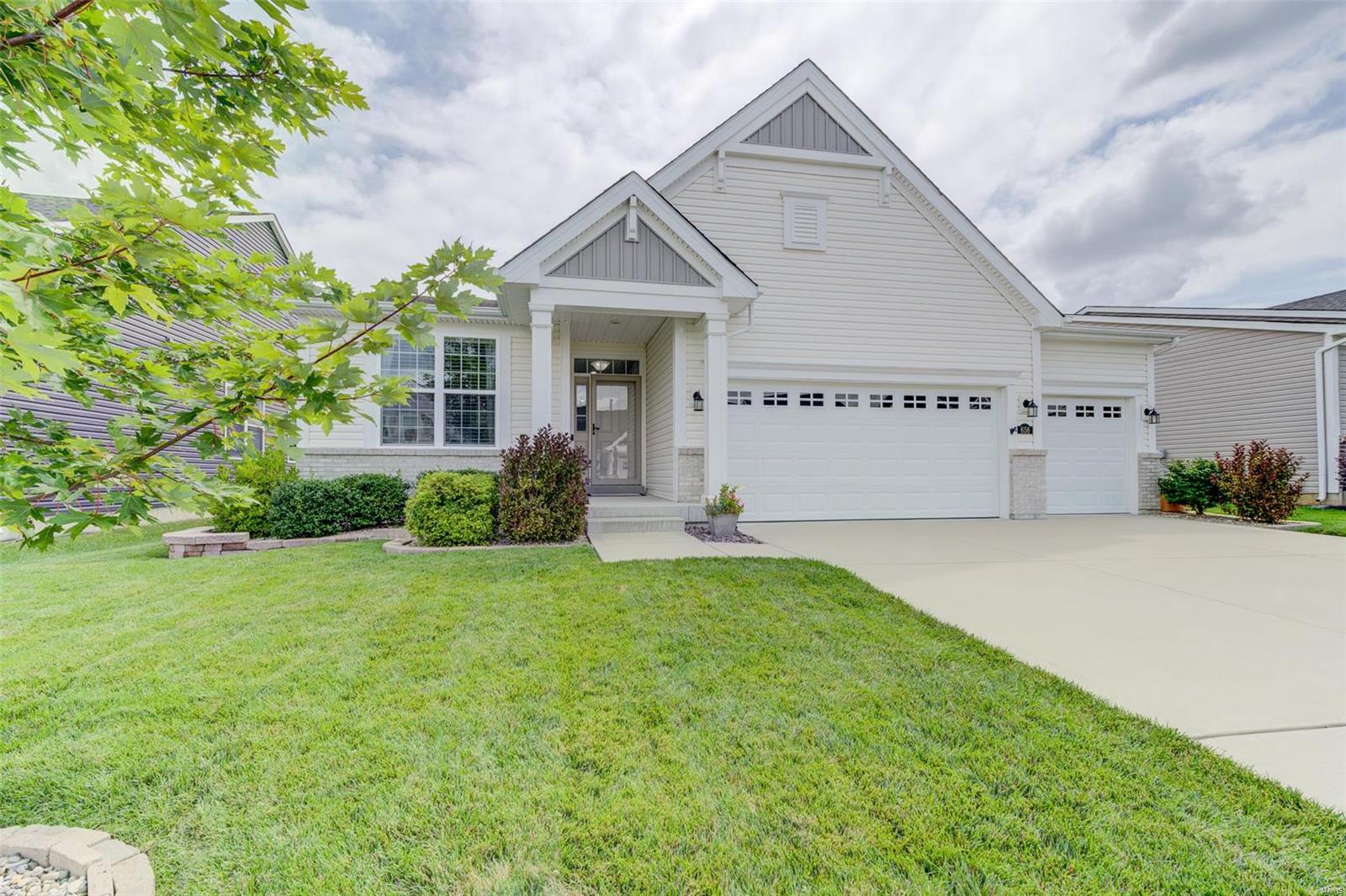 Homes for sale in Lake Saint Louis, MO | 656 Moffett Laurel Dr, Lake Saint Louis, MO 63367 | MLS# MIS24047327