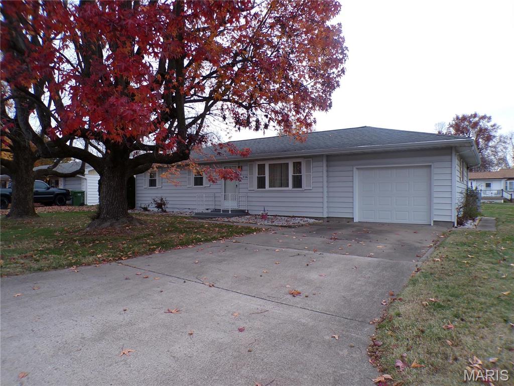 Homes for sale in Chester, IL | 205 Dixie Dr, Chester, IL 62233 | MLS# MIS24073567