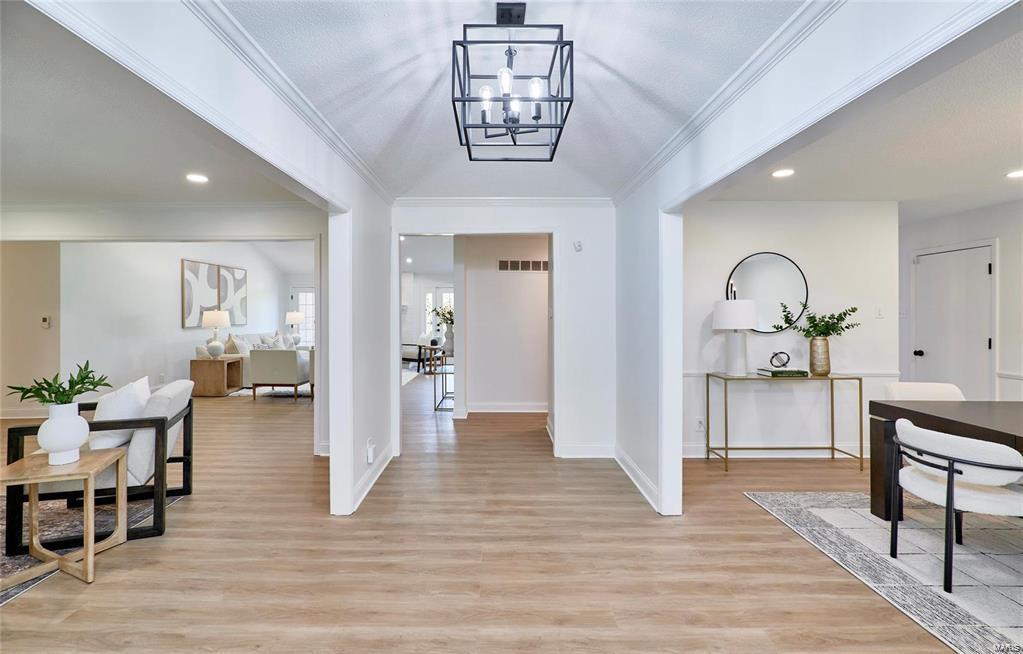 Homes for sale in Ladue, MO | 1323 Brynnwood Dr, Ladue, MO 63124 | MLS# MIS25001055