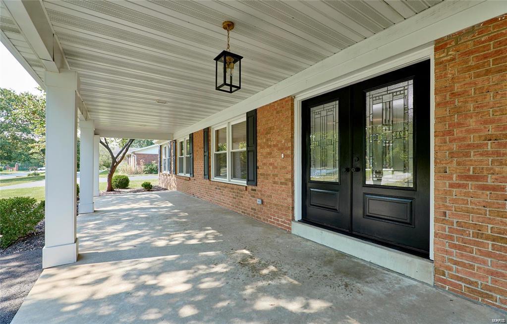 Homes for sale in Ladue, MO | 1323 Brynnwood Dr, Ladue, MO 63124 | MLS# MIS25001055