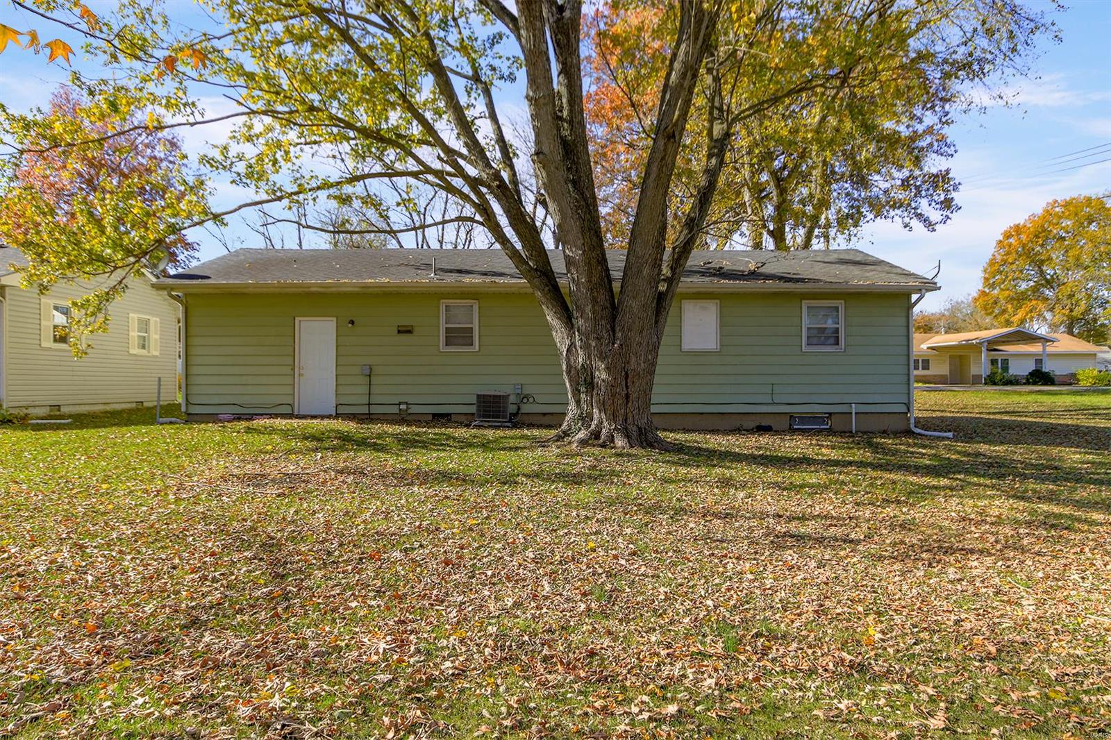 Homes for sale in Montgomery, MO | 108 N Lyons Ave, Montgomery, MO 63361 | MLS# MIS25004738