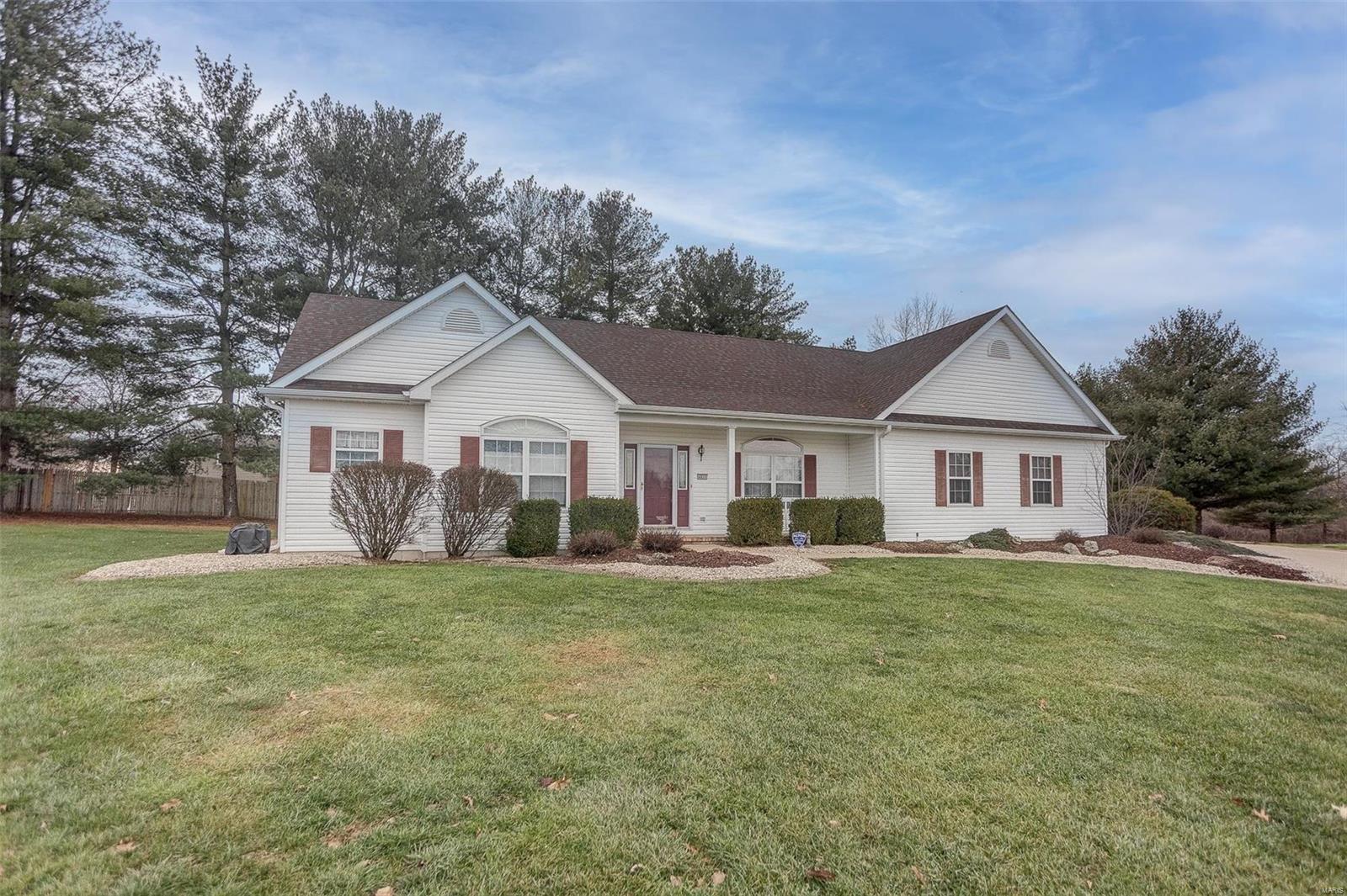 Homes for sale in Godfrey, IL | 4800 Pear Tree Ln, Godfrey, IL 62035 | MLS# MIS25006219