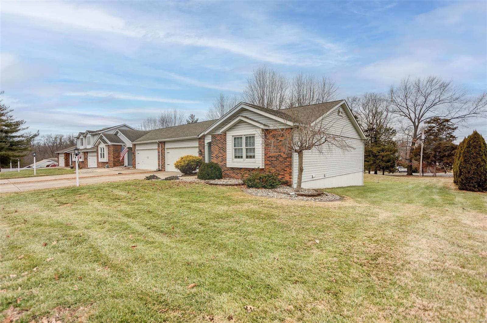 Homes for sale in Godfrey, IL | 4908 Blu Fountain Dr #B-4, Godfrey, IL 62035 | MLS# MIS25006880