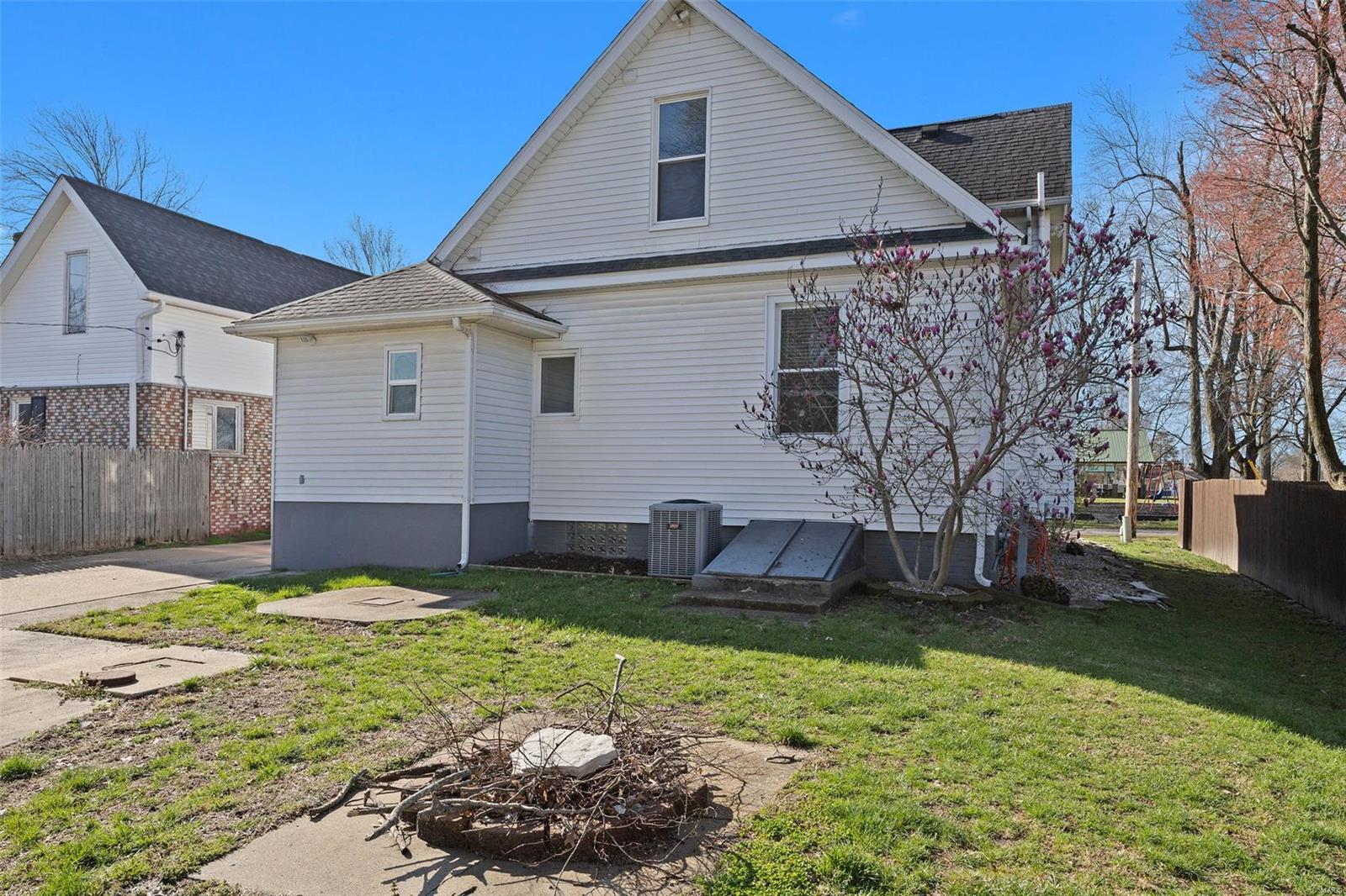 Homes for sale in Marine, IL | 211 E Alton St, Marine, IL 62061 | MLS# MIS25007694