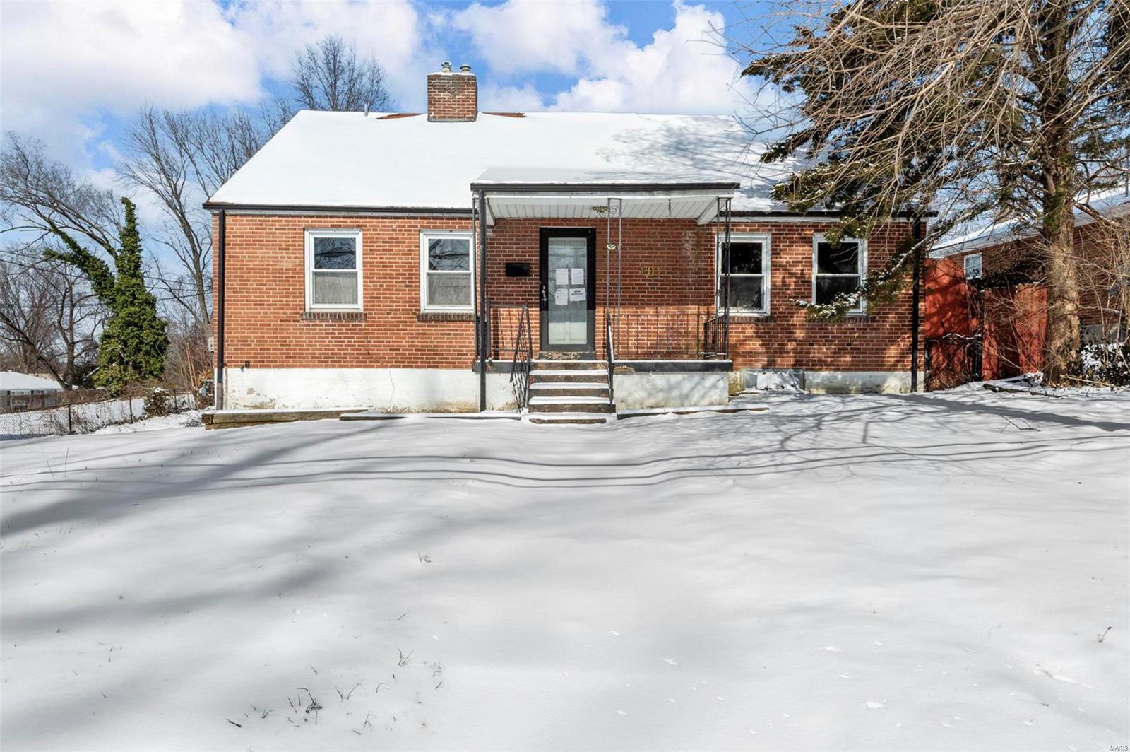 Homes for sale in Saint Louis, MO | 107 Woodstock Rd, Saint Louis, MO 63135 | MLS# MIS25008977