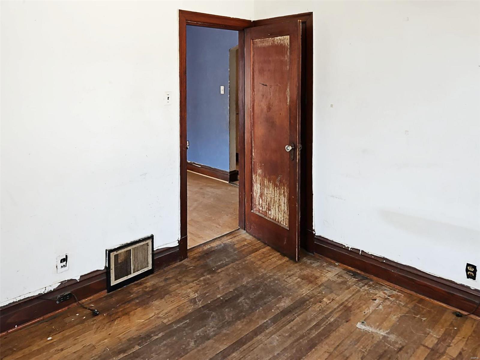 Homes for sale in Saint Louis, MO | 8005 Allen Ave, Saint Louis, MO 63114 | MLS# MIS25013840