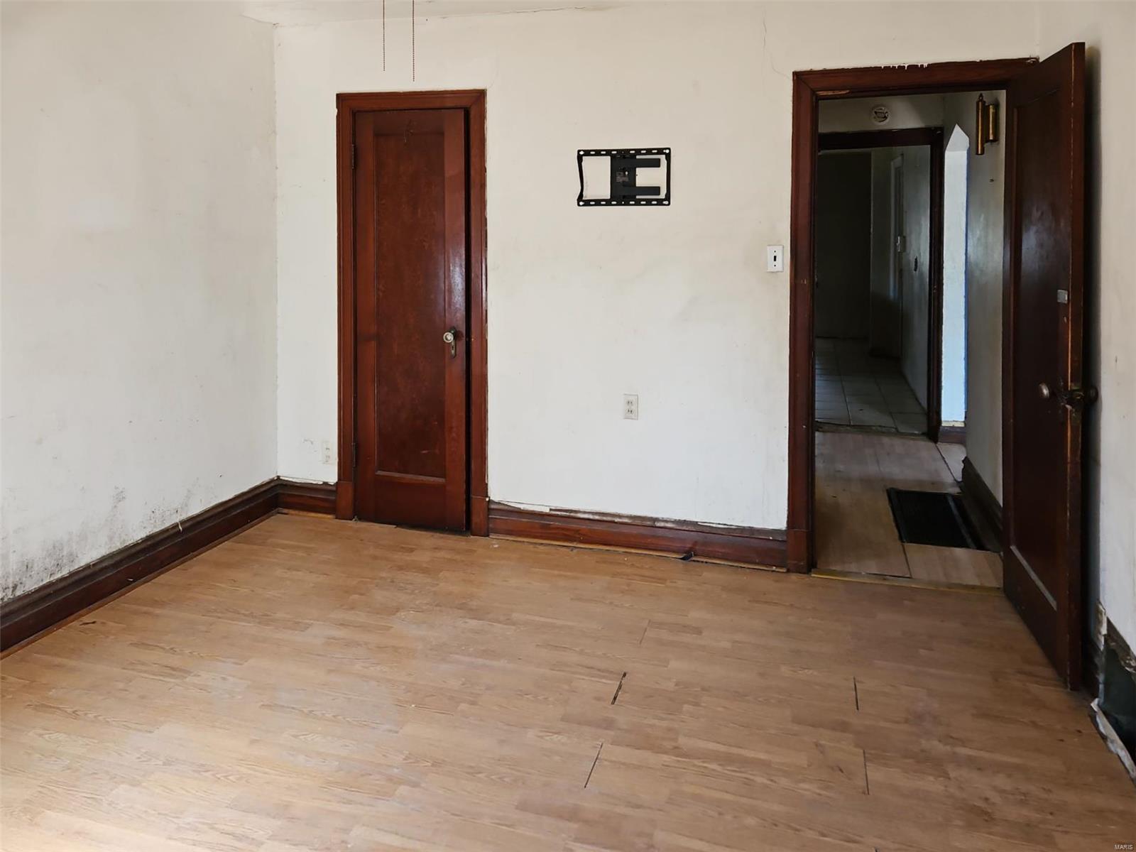 Homes for sale in Saint Louis, MO | 8005 Allen Ave, Saint Louis, MO 63114 | MLS# MIS25013840