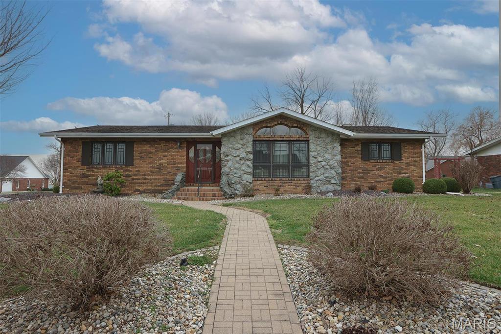 Homes for sale in St. Rose, IL | 8032 Blue Mound Dr, St. Rose, IL 62230 | MLS# MIS25015834