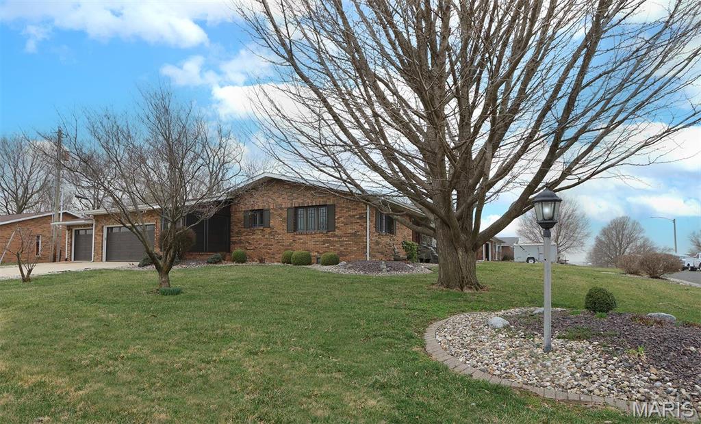 Homes for sale in St. Rose, IL | 8032 Blue Mound Dr, St. Rose, IL 62230 | MLS# MIS25015834