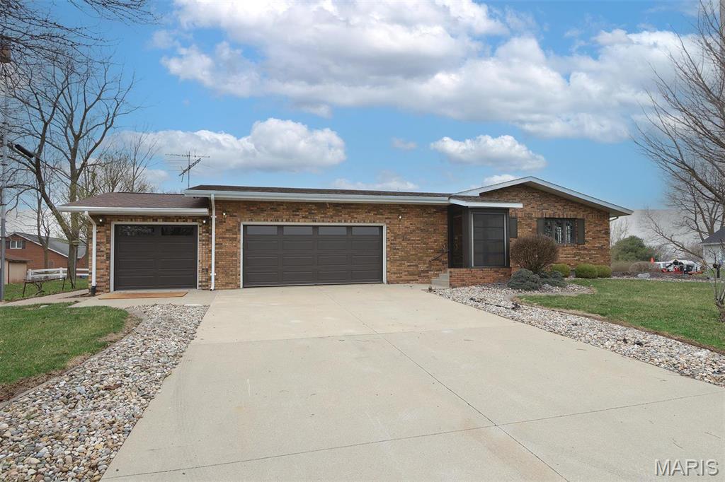 Homes for sale in St. Rose, IL | 8032 Blue Mound Dr, St. Rose, IL 62230 | MLS# MIS25015834