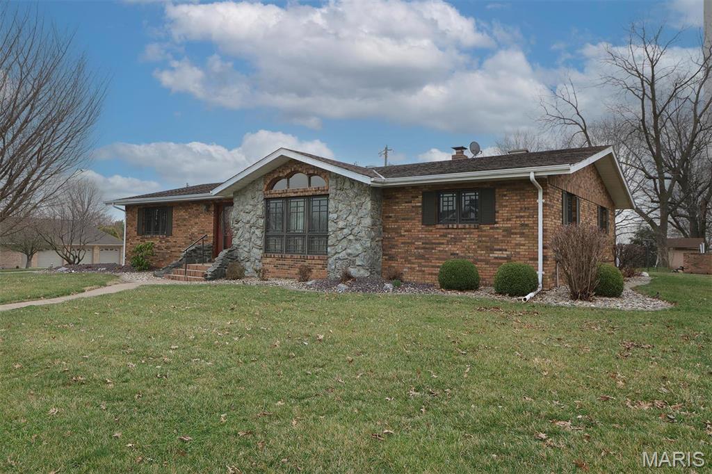 Homes for sale in St. Rose, IL | 8032 Blue Mound Dr, St. Rose, IL 62230 | MLS# MIS25015834