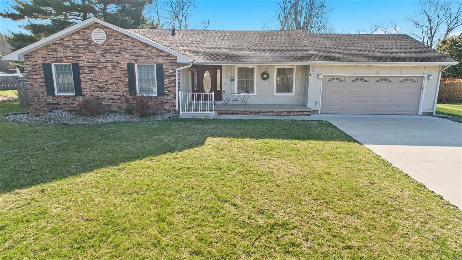 Homes for sale in Salem, IL | 312 Circle Dr, Salem, IL 62281 | MLS# MIS25016555