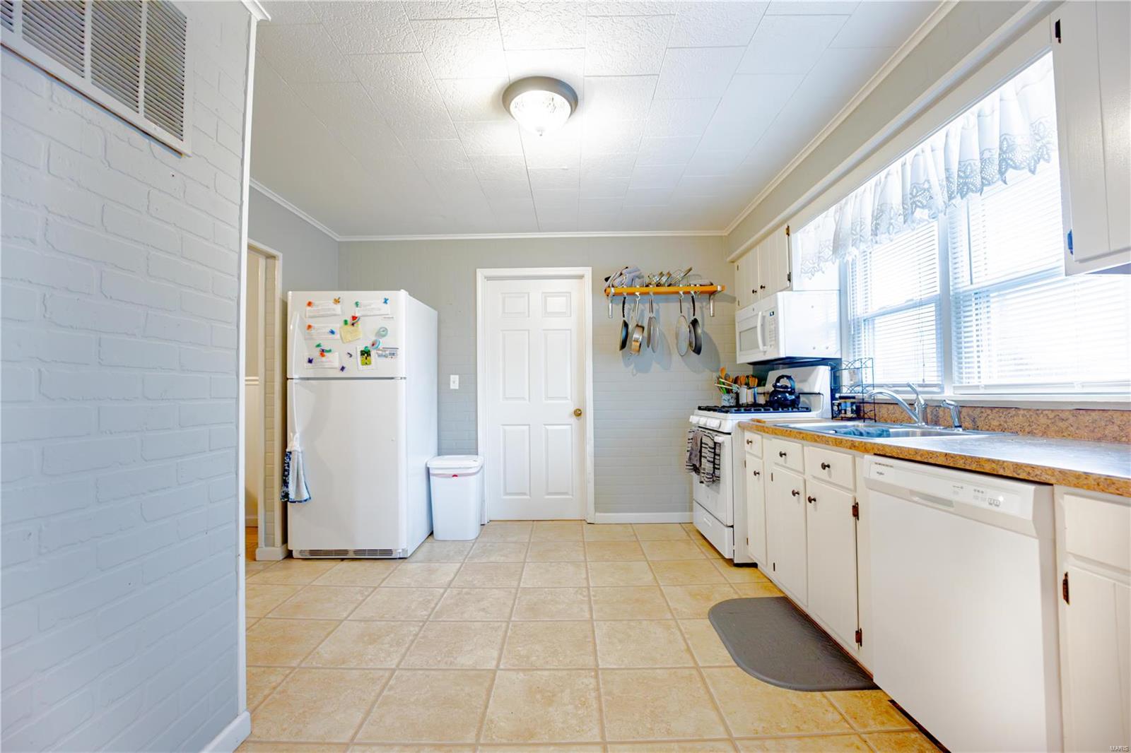 Homes for sale in Jerseyville, IL | 219 W County Rd, Jerseyville, IL 62052 | MLS# MIS25019358