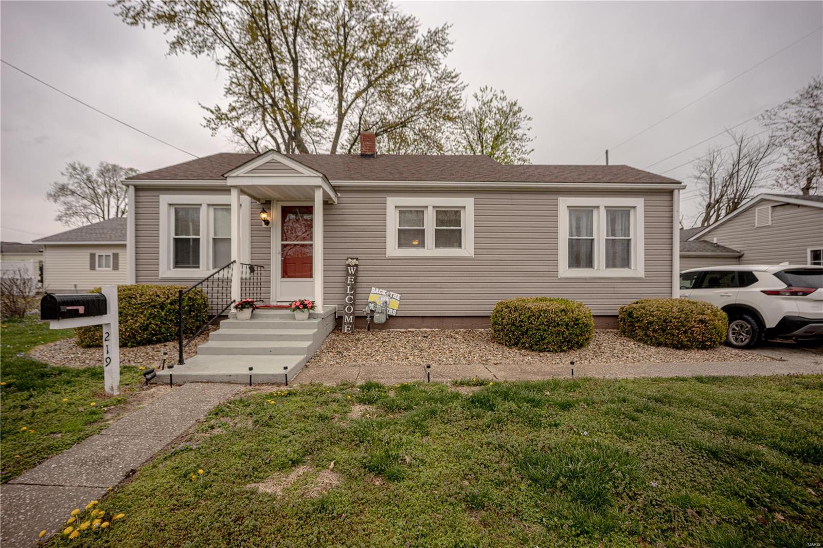 Homes for sale in Jerseyville, IL | 219 W County Rd, Jerseyville, IL 62052 | MLS# MIS25019358