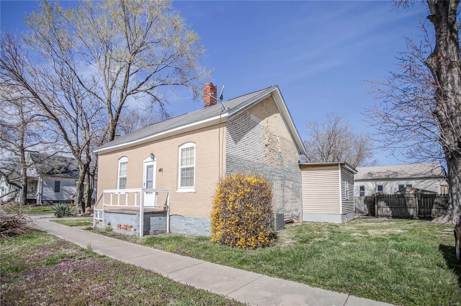 Homes for sale in Jerseyville, IL | 401 E Carpenter St, Jerseyville, IL 62052 | MLS# MIS25019512