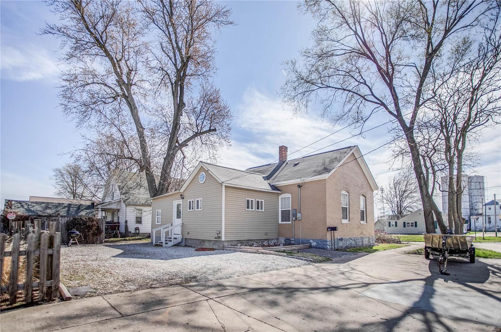 Homes for sale in Jerseyville, IL | 401 E Carpenter St, Jerseyville, IL 62052 | MLS# MIS25019512