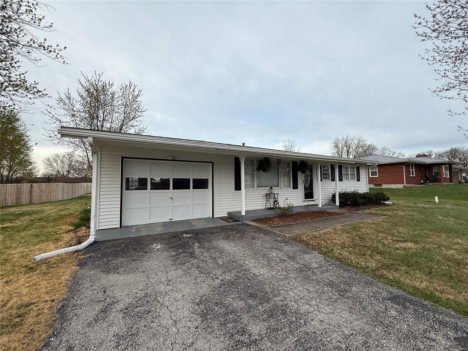 Homes for sale in Montgomery, MO | 412 E Walsh St, Montgomery, MO 63361 | MLS# MIS25020028