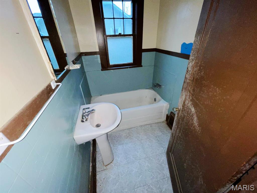 Homes for sale in Carlyle, IL | 1571 Fairfax St, Carlyle, IL 62231 | MLS# MIS25023539