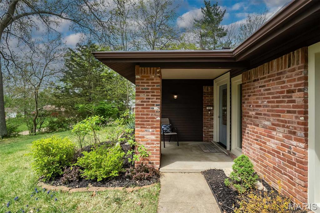 Homes for sale in Ballwin, MO | 11 Steeple Hill Ln, Ballwin, MO 63011 | MLS# MIS25024091