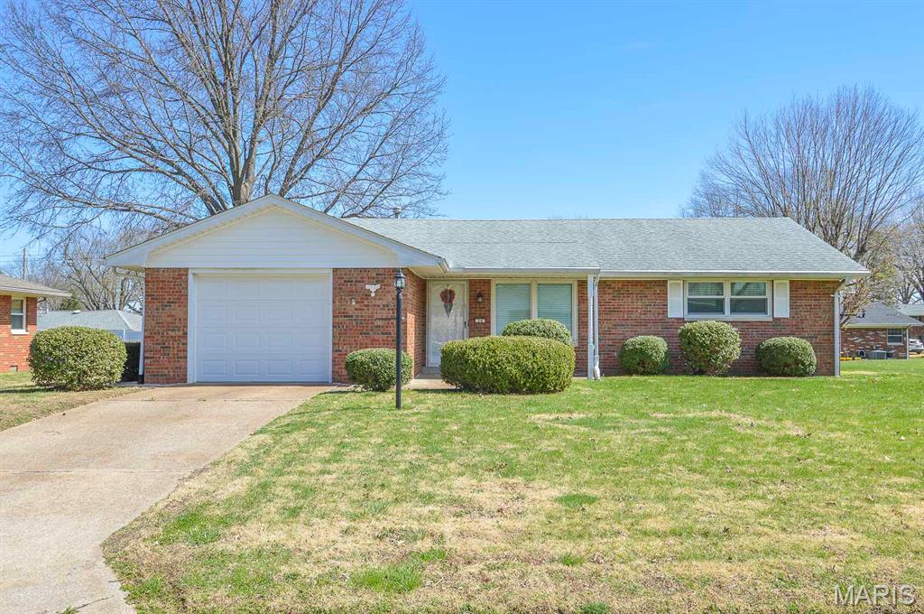 Homes for sale in Fairview Heights, IL | 24 Debra Ln, Fairview Heights, IL 62208 | MLS# MIS25024776