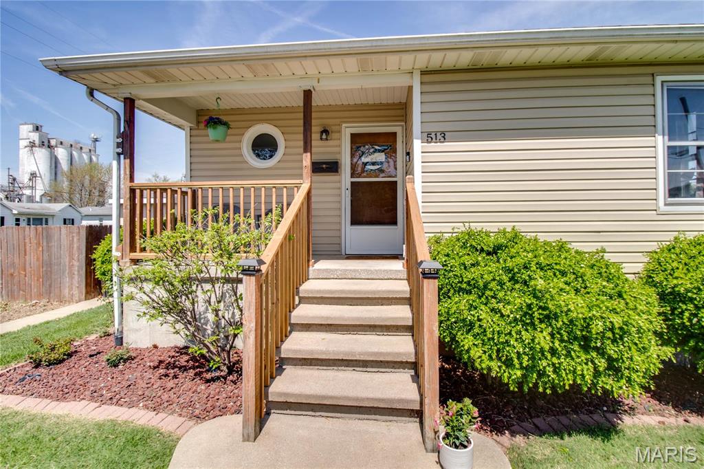 Homes for sale in Jerseyville, IL | 513 E Arch St, Jerseyville, IL 62052 | MLS# MIS25025114