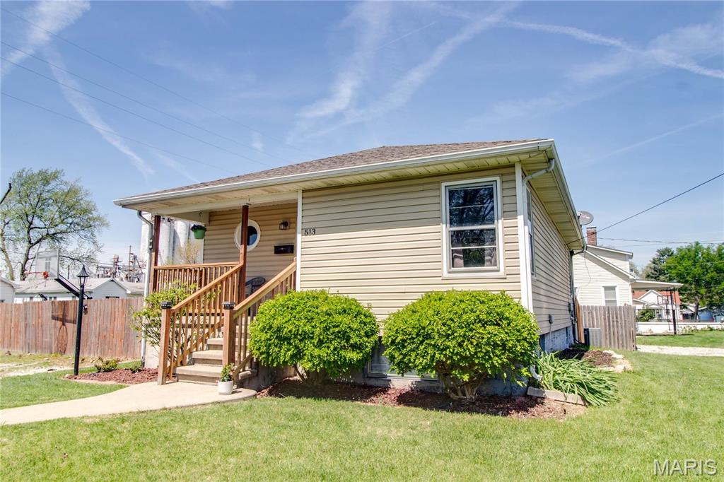 Homes for sale in Jerseyville, IL | 513 E Arch St, Jerseyville, IL 62052 | MLS# MIS25025114