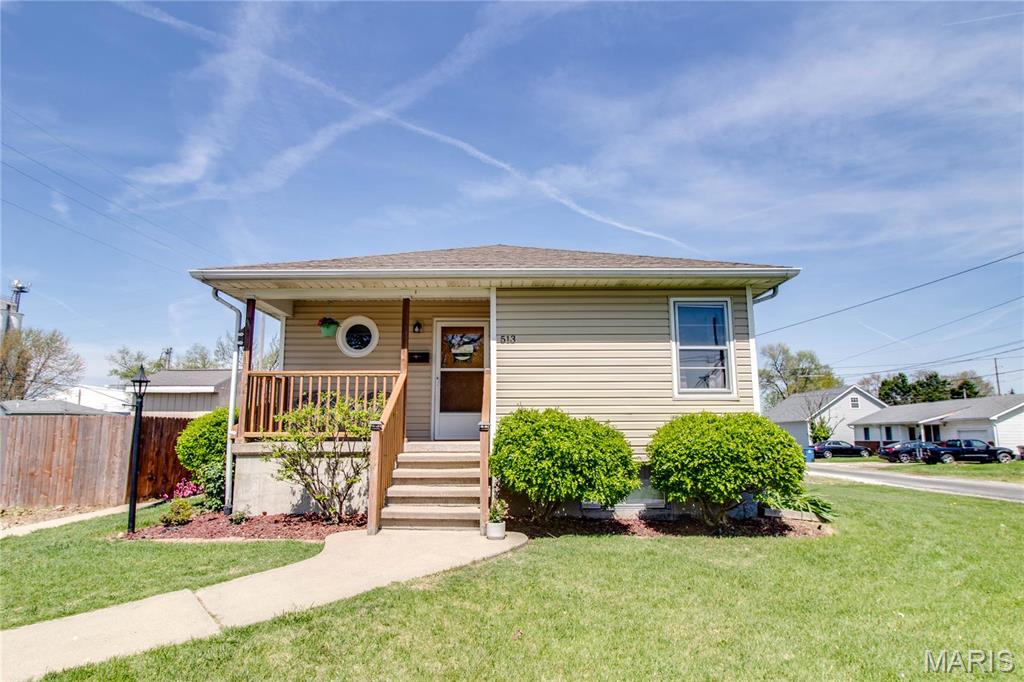 Homes for sale in Jerseyville, IL | 513 E Arch St, Jerseyville, IL 62052 | MLS# MIS25025114