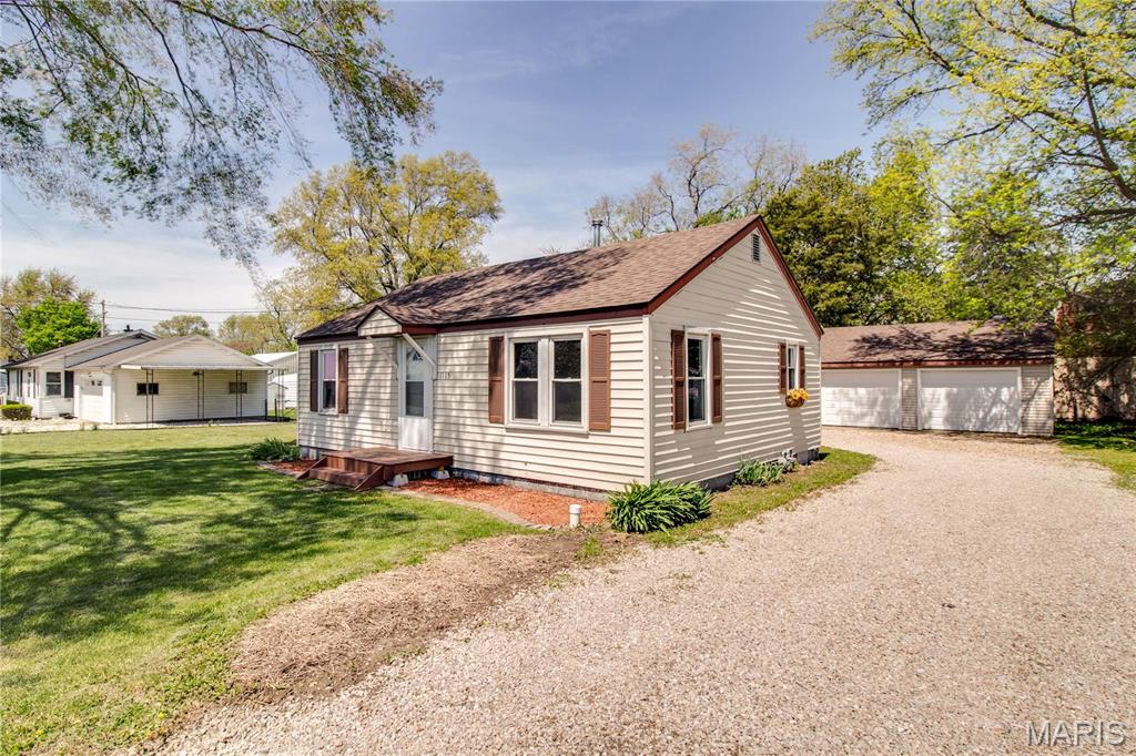 Homes for sale in Jerseyville, IL | 1115 W Carpenter St, Jerseyville, IL 62052 | MLS# MIS25025123