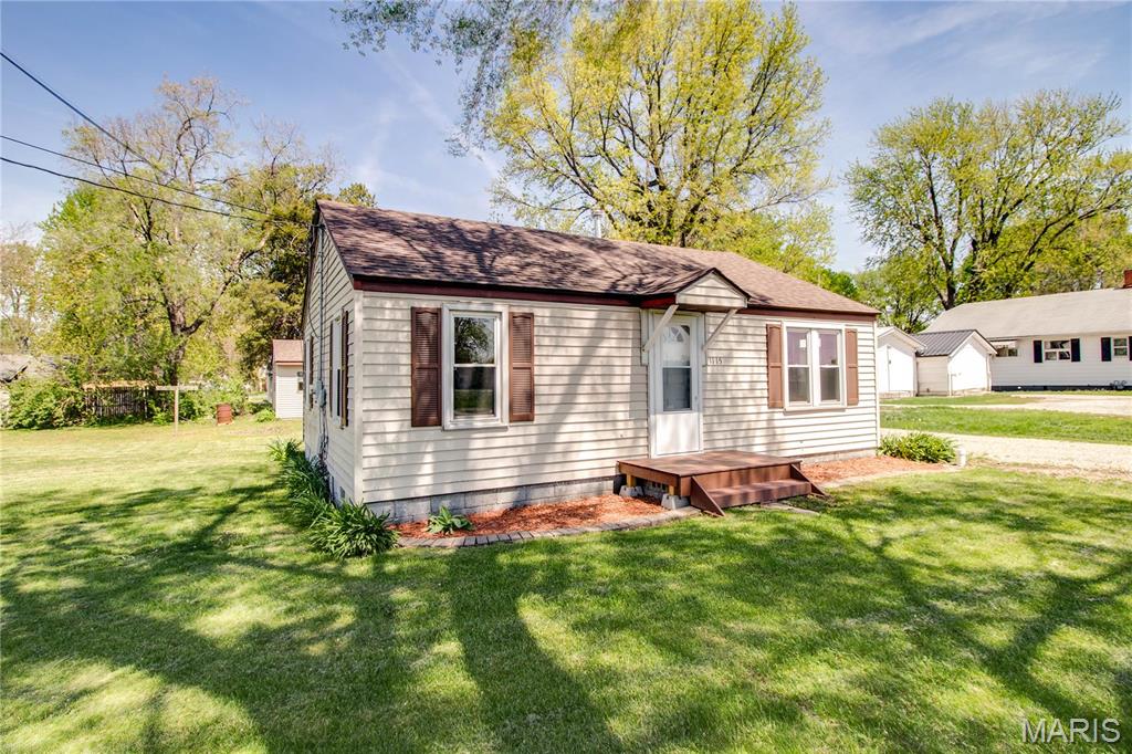 Homes for sale in Jerseyville, IL | 1115 W Carpenter St, Jerseyville, IL 62052 | MLS# MIS25025123