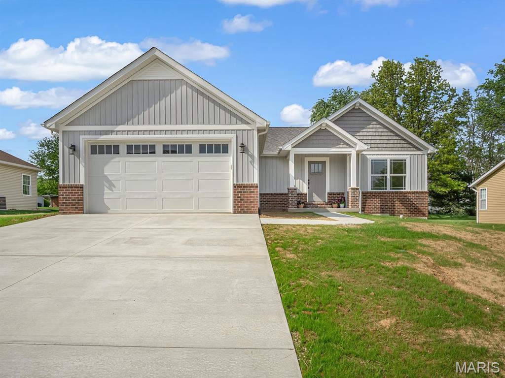 Homes for sale in Waterloo, IL | 403 Briarcliff Dr, Waterloo, IL 62298 | MLS# MIS25025483