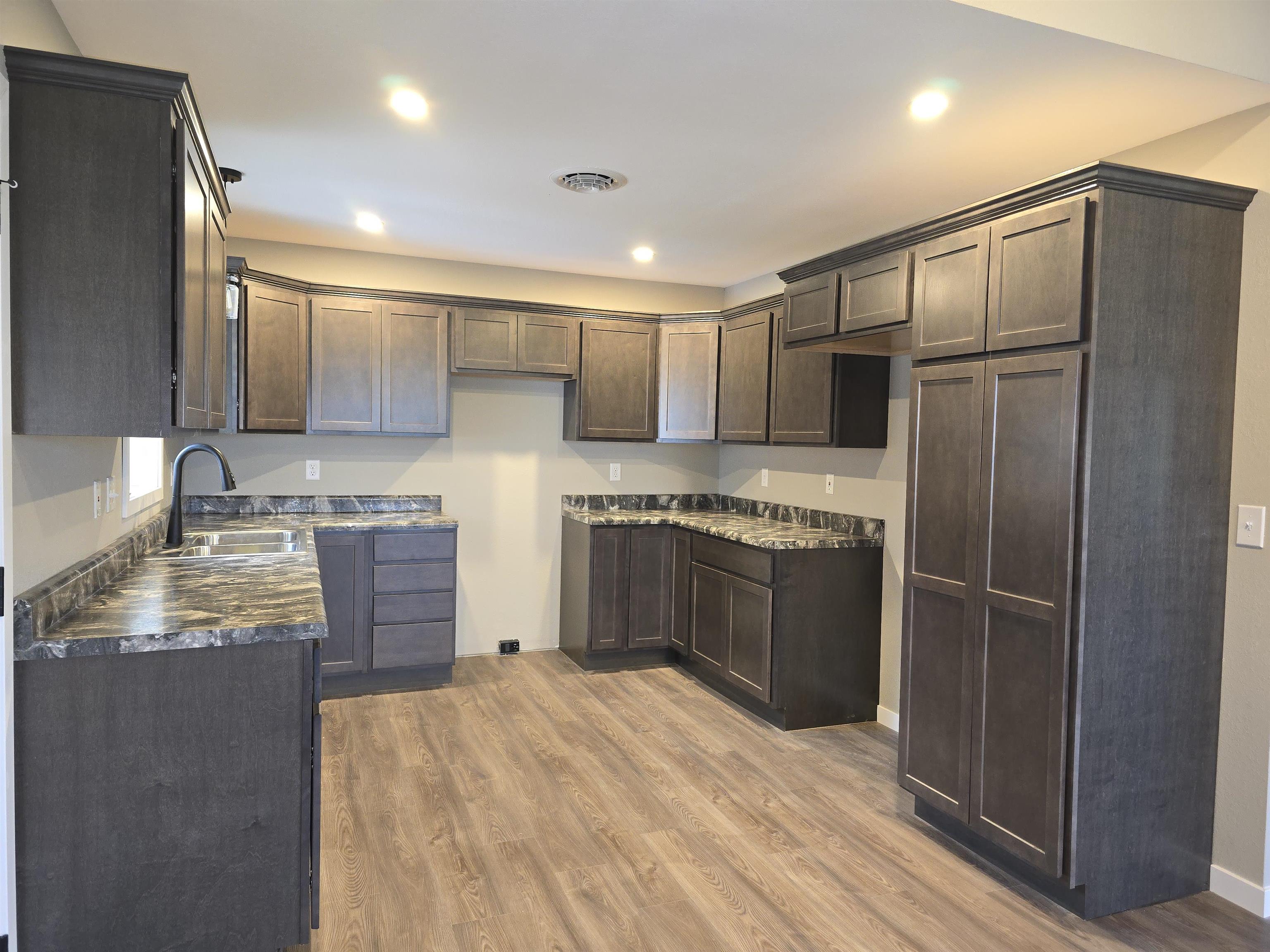 4th image of 1005 Augusta Rd, Carthage, IL 62321 | MLS# 100539017