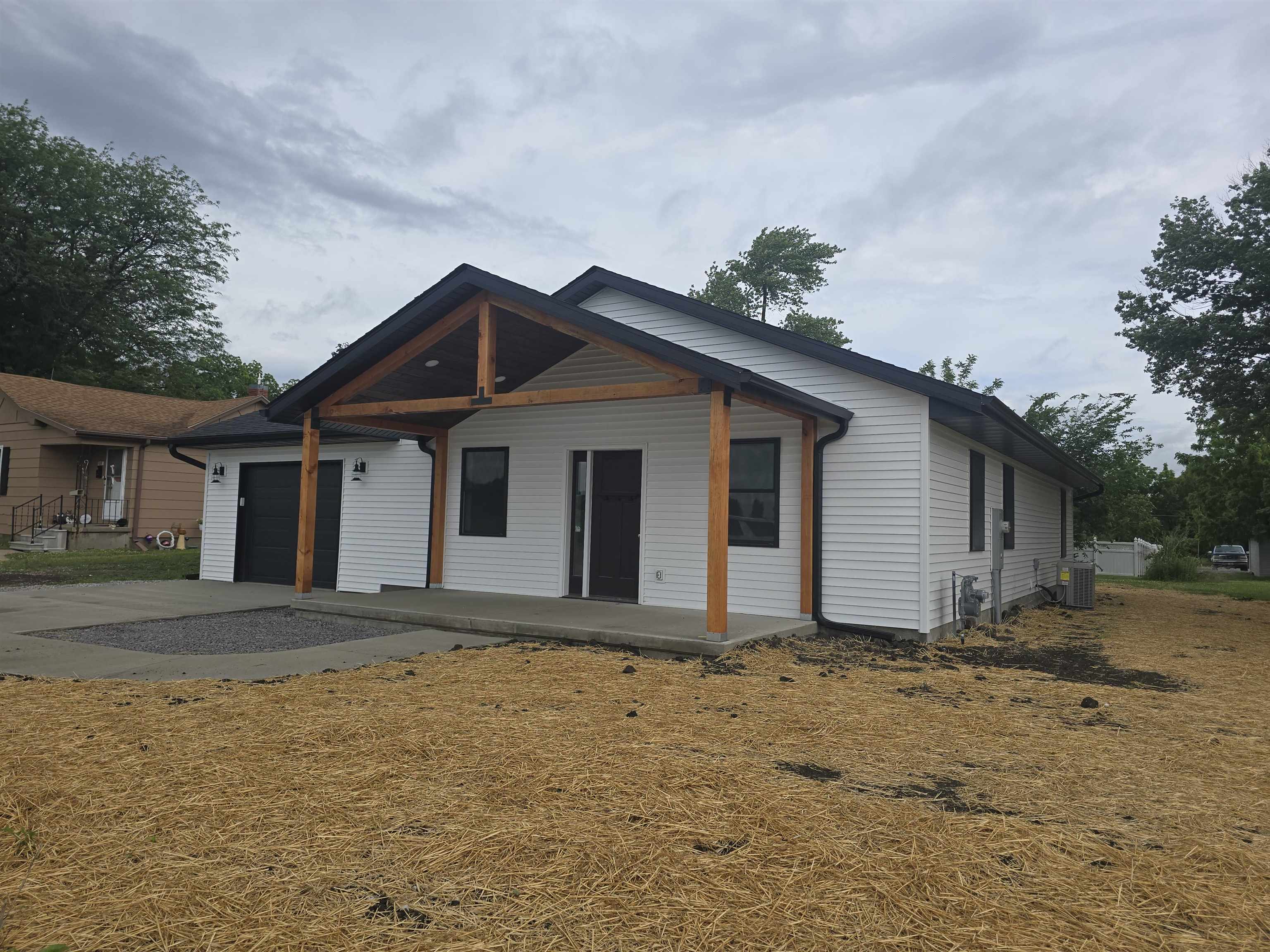 20th image of 1005 Augusta Rd, Carthage, IL 62321 | MLS# 100539017