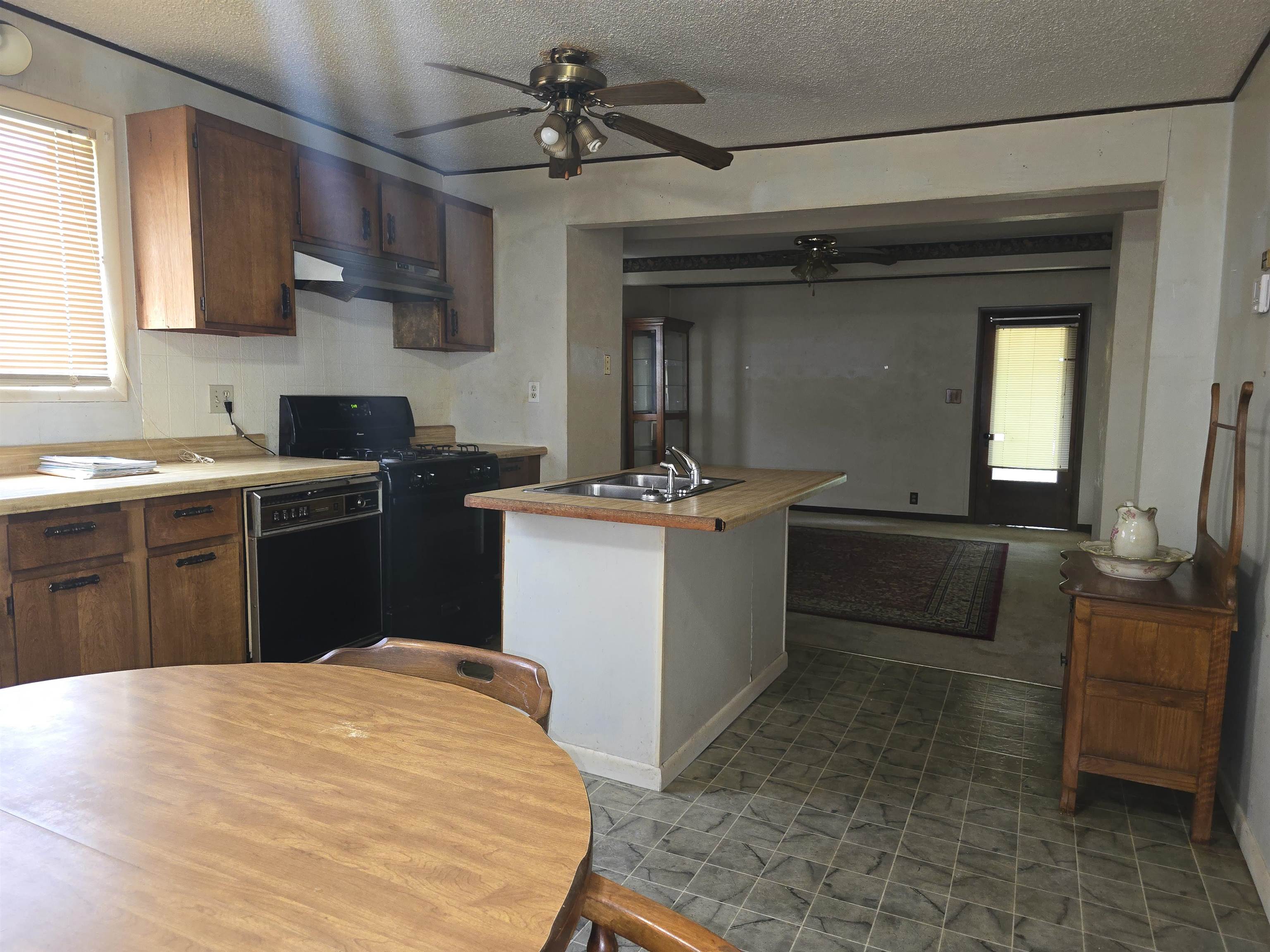 3rd image of 57 W Main St, Carthage, IL 62321 | MLS# 100539085