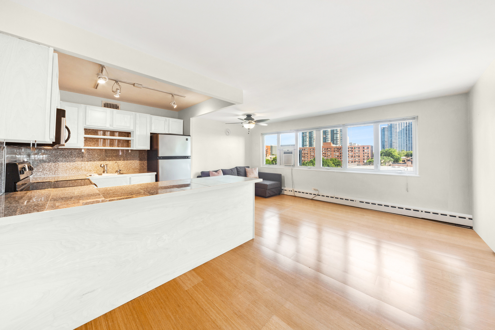 3rd image of 700 W Bittersweet Pl #610, Chicago, IL 60613 | MLS# 10512453