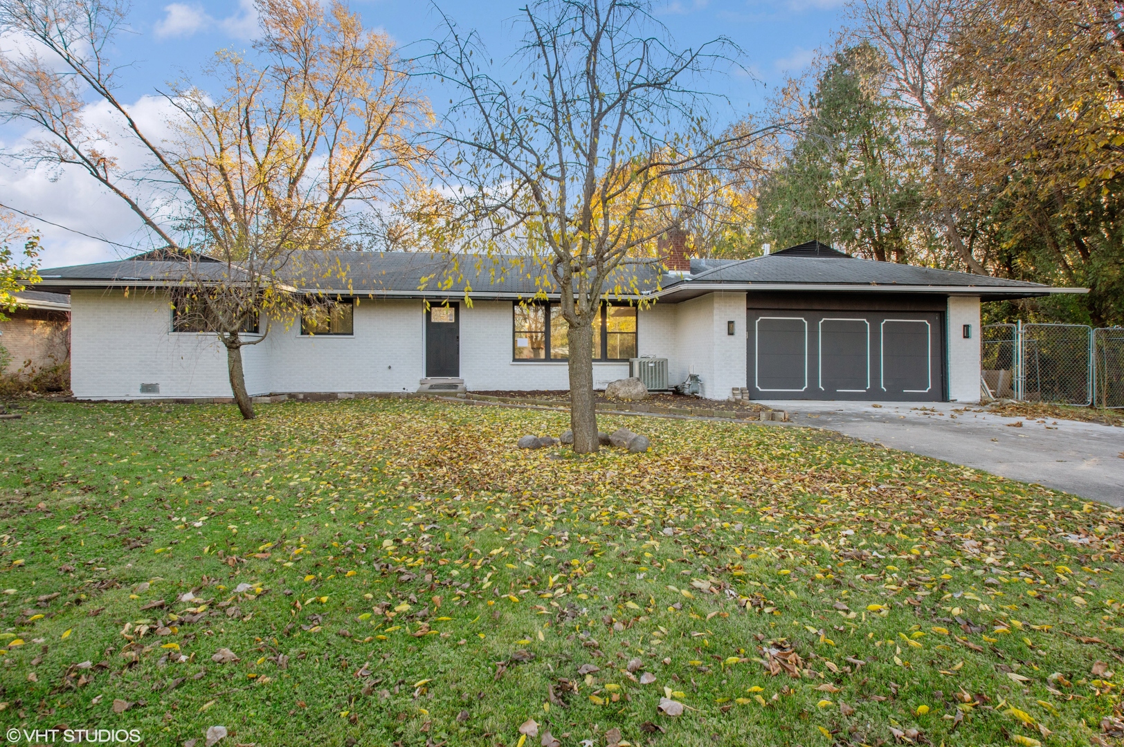 Homes for sale in Des Plaines, IL | 2401 E Ballard Rd, Des Plaines, IL 60016 | MLS# 11927519