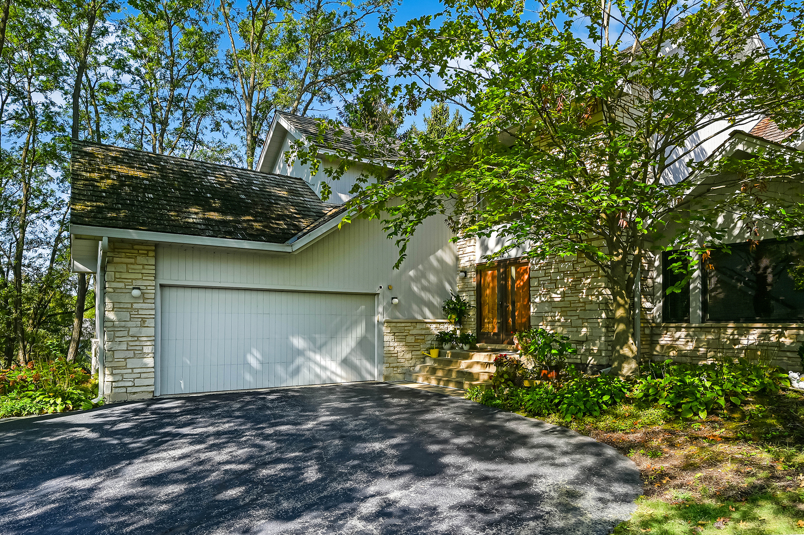 Homes for sale in Burr Ridge, IL | 12 Laurel Oak Ct, Burr Ridge, IL 60527 | MLS# 12263320