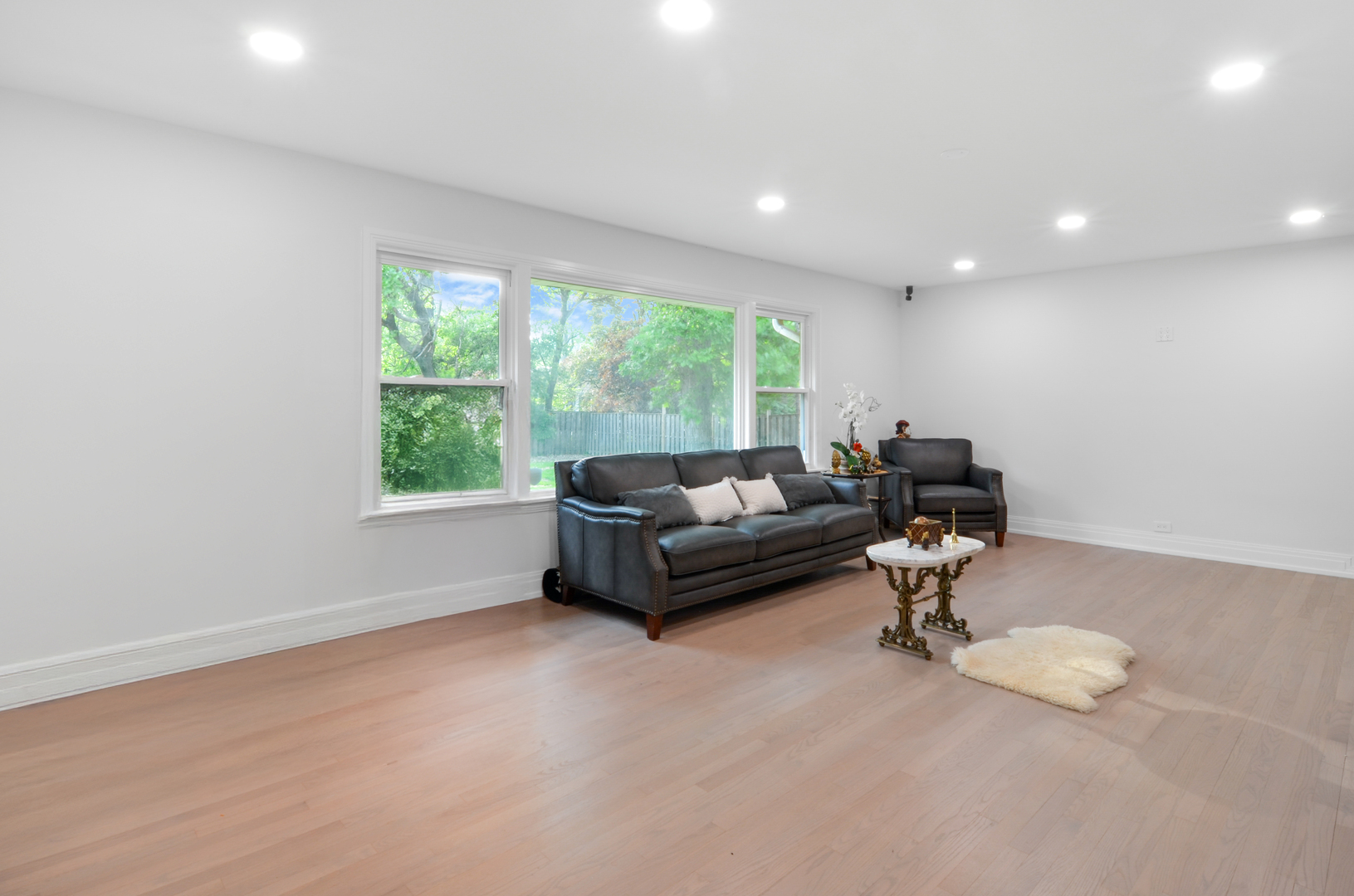 Homes for sale in Lincolnwood, IL | 6840 N Lincolnwood Dr, Lincolnwood, IL 60712 | MLS# 12376270