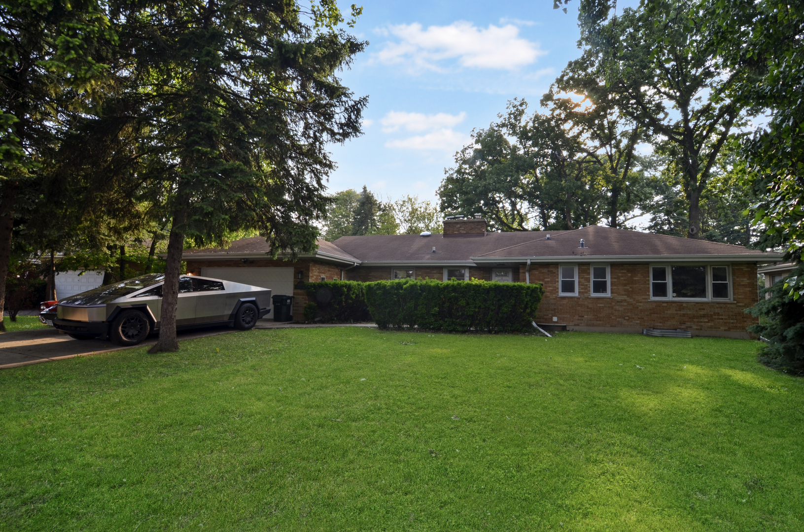 Homes for sale in Lincolnwood, IL | 6840 N Lincolnwood Dr, Lincolnwood, IL 60712 | MLS# 12376270