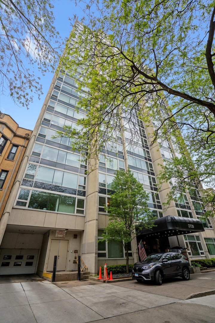 Homes for sale in Chicago, IL | 2728 N Hampden Ct #304, Chicago, IL 60614 | MLS# 12381560