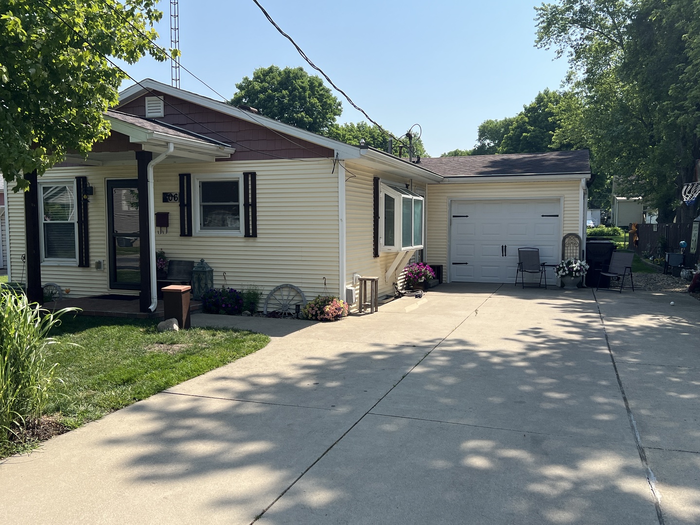 Homes for sale in Clinton, IL | 806 N Elizabeth St, Clinton, IL 61727 | MLS# 12381914